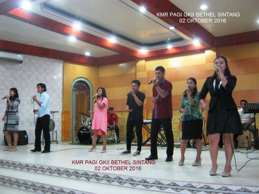 Vocal Grup PESPARAWI Kab. Sintang 2016 sedang menyampaikan Pujian untuk Tuhan di GKII BETHEL SINTANG pada Kebaktian Minggu Raya (KMR) Pagi, 02 Oktober 2016